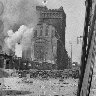 Fotografia z Powstania Warszawskiego autorstwa Eugeniusza Lokajskiego