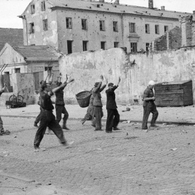 Fotografia z Powstania Warszawskiego autorstwa Eugeniusza Lokajskiego