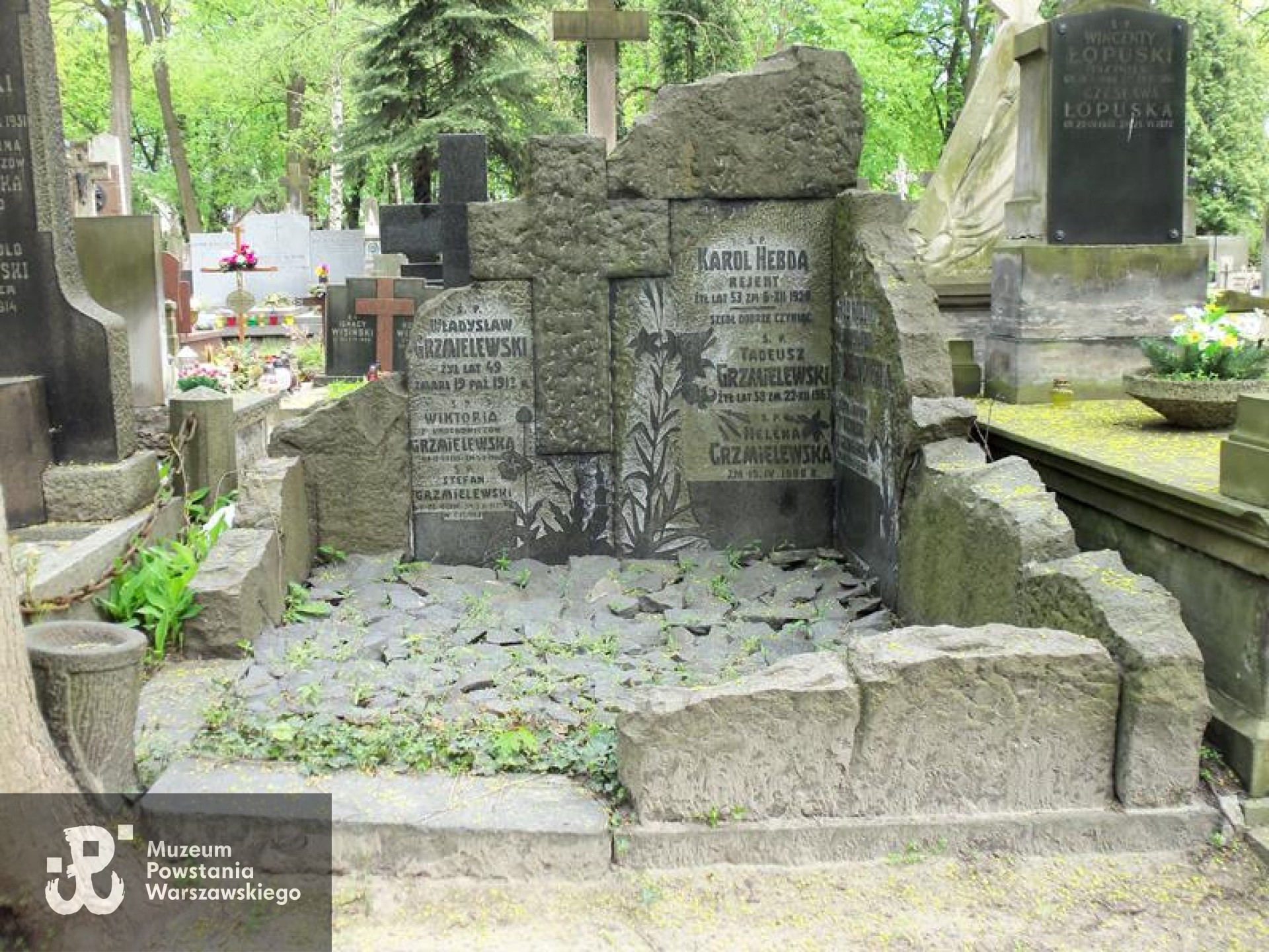 Źródło: https://cmentarze.um.warszawa.pl/pomnik.aspx?pom_id=4259 [dostęp: 13.04.2026].