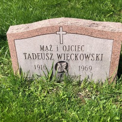 Grób na Saint Stanislaus Roman Catholic Cemetery w Cheektowaga, Nowy Jork (Stany Zjednoczone). Źródło: https://www.findagrave.com/memorial/239381889/tadeusz-wieckowski [dostęp: 06.02.2026].