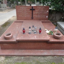 Źródło: https://cmentarze.um.warszawa.pl/pomnik.aspx?pom_id=51442 [dostęp: 23.04.2025].