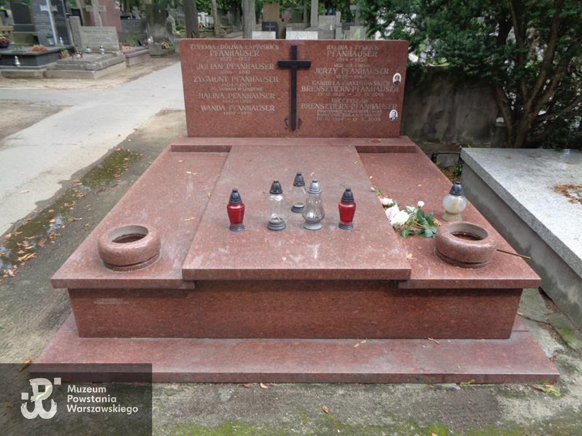 Źródło: https://cmentarze.um.warszawa.pl/pomnik.aspx?pom_id=51442 [dostęp: 23.04.2025].