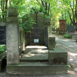 Źródło: https://cmentarze.um.warszawa.pl/pomnik.aspx?pom_id=31911 [dostęp: 16.05.2025].