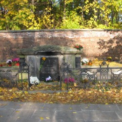 Źródło: https://wawamlynarska.grobonet.com/grobonet/start.php?id=detale&idg=21252 [dostęp: 14.11.2025].