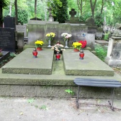 Źródło: https://cmentarze.um.warszawa.pl/pomnik.aspx?pom_id=17149 [dostęp: 23.04.2025].