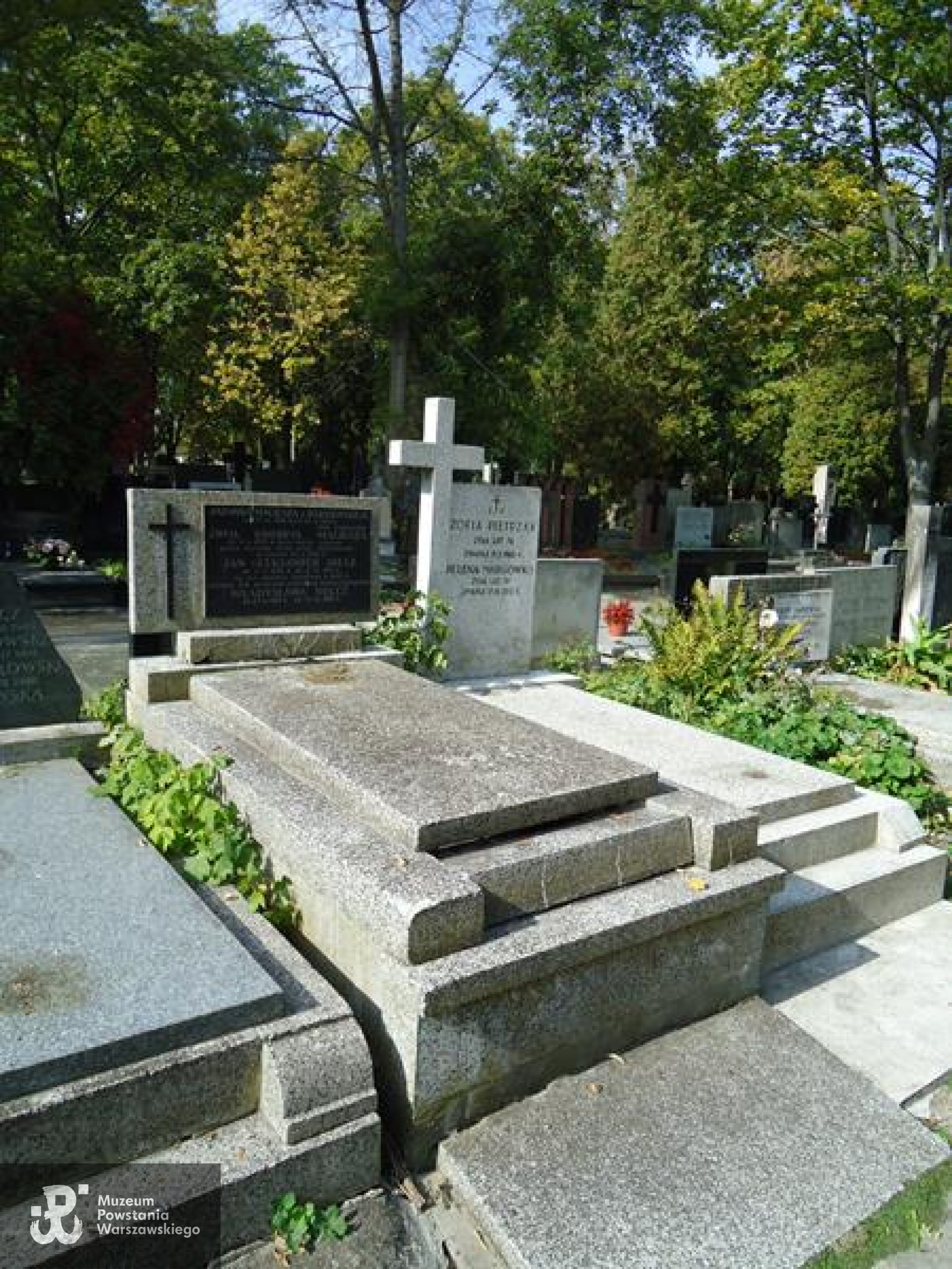 Źródło: https://cmentarze.um.warszawa.pl/pomnik.aspx?pom_id=43864 [dostęp: 10.04.2026].
