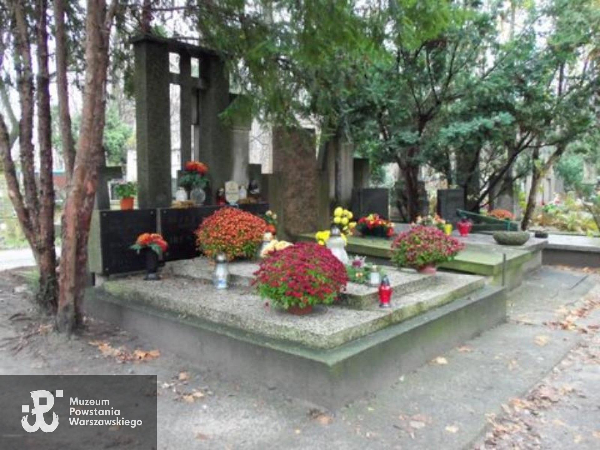 Źródło: https://cmentarze.um.warszawa.pl/pomnik.aspx?pom_id=30634 [dostęp: 17.04.2026].