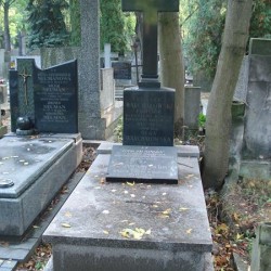 Grób symboliczny na Starych Powązkach w Warszawie. Źródło: https://cmentarze.um.warszawa.pl/pomnik.aspx?pom_id=35737 [dostęp: 9.02.2026].
