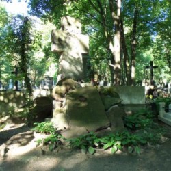 Źródło: https://cmentarze.um.warszawa.pl/pomnik.aspx?pom_id=27411 [dostęp: 1.07.2026].