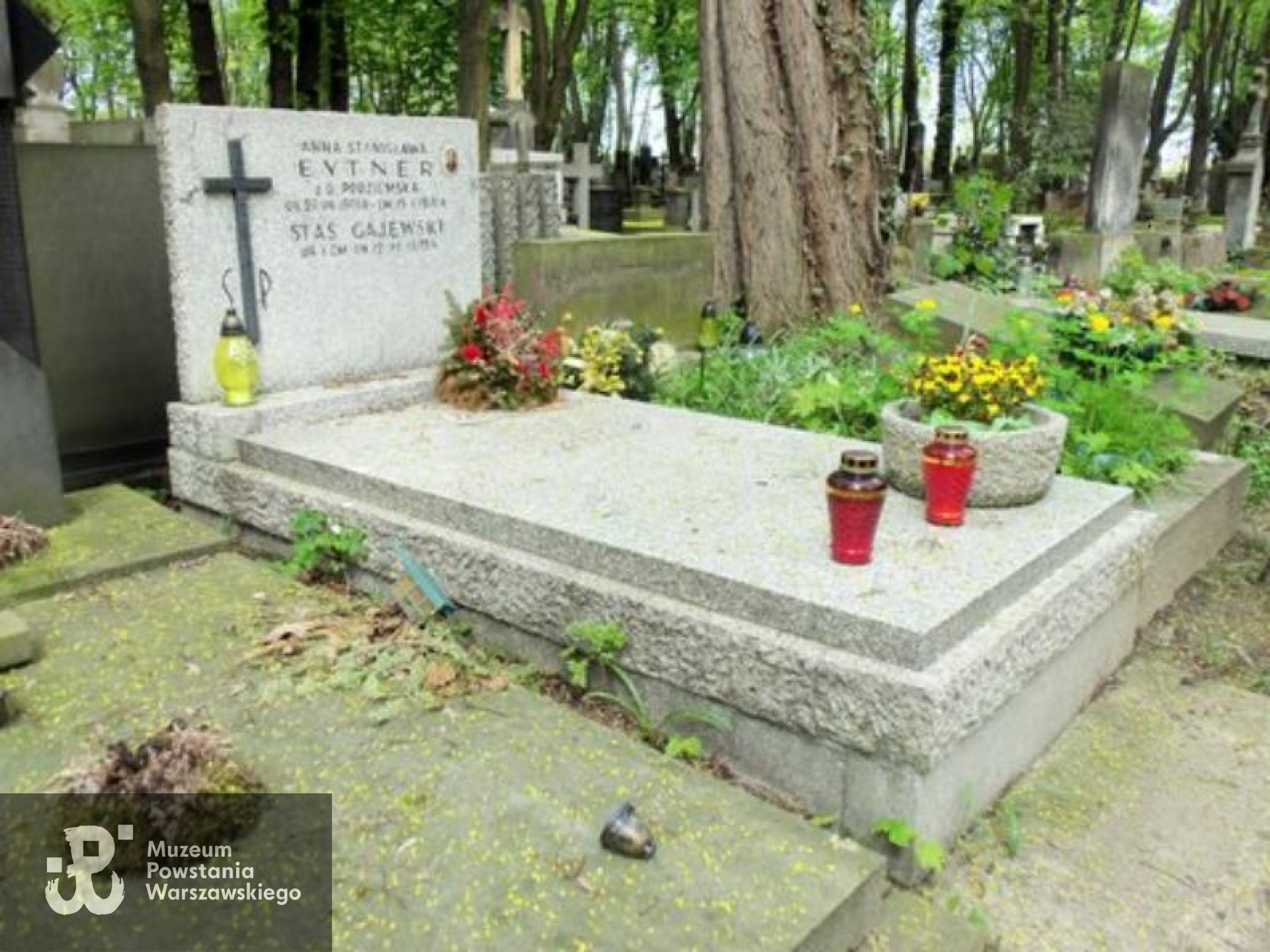 Źródło: https://cmentarze.um.warszawa.pl/pomnik.aspx?pom_id=21958 [dostęp: 23.01.2026].