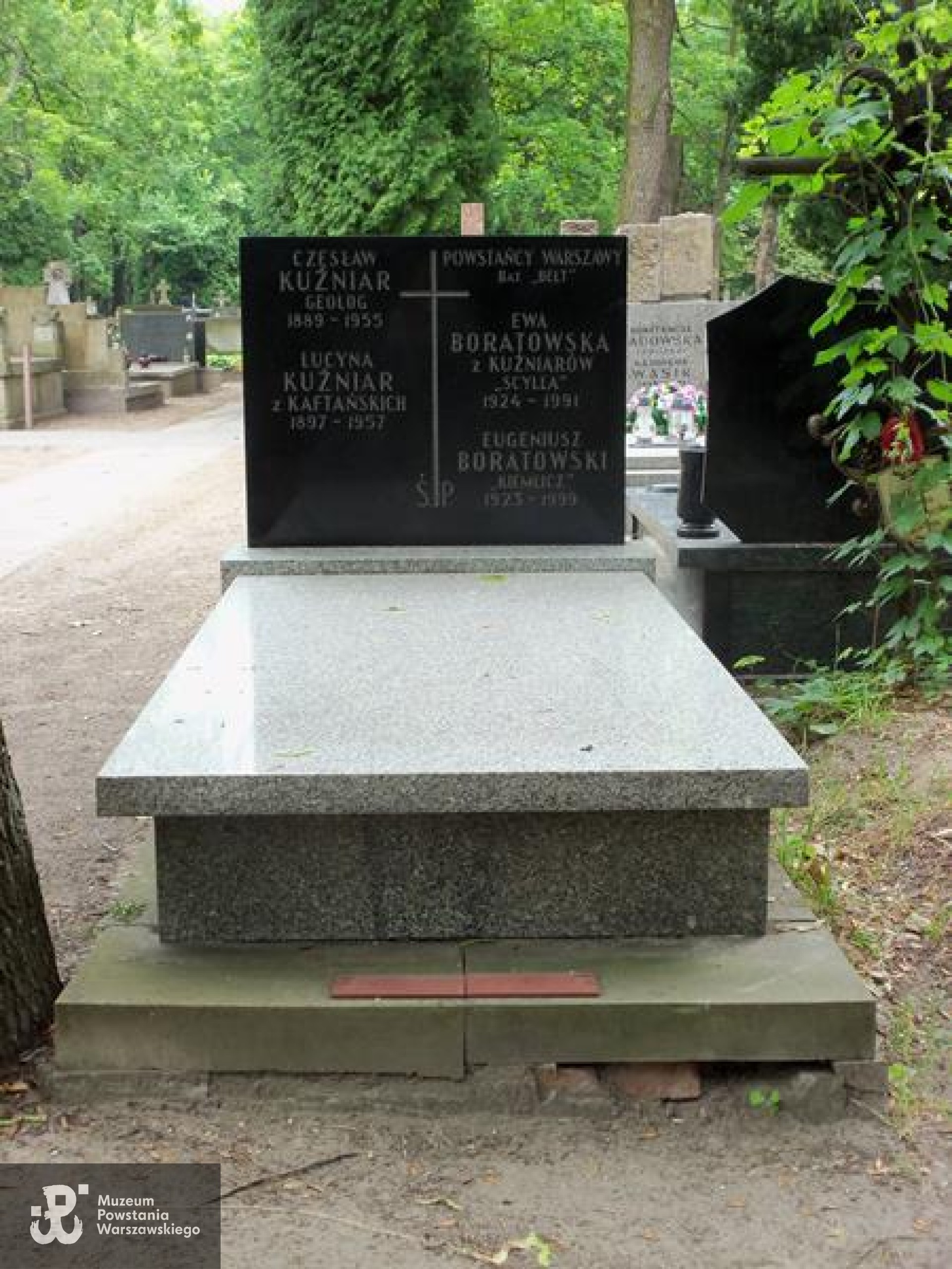 Źródło: https://cmentarze.um.warszawa.pl/pomnik.aspx?pom_id=32701 [dostęp: 03.06.2025].