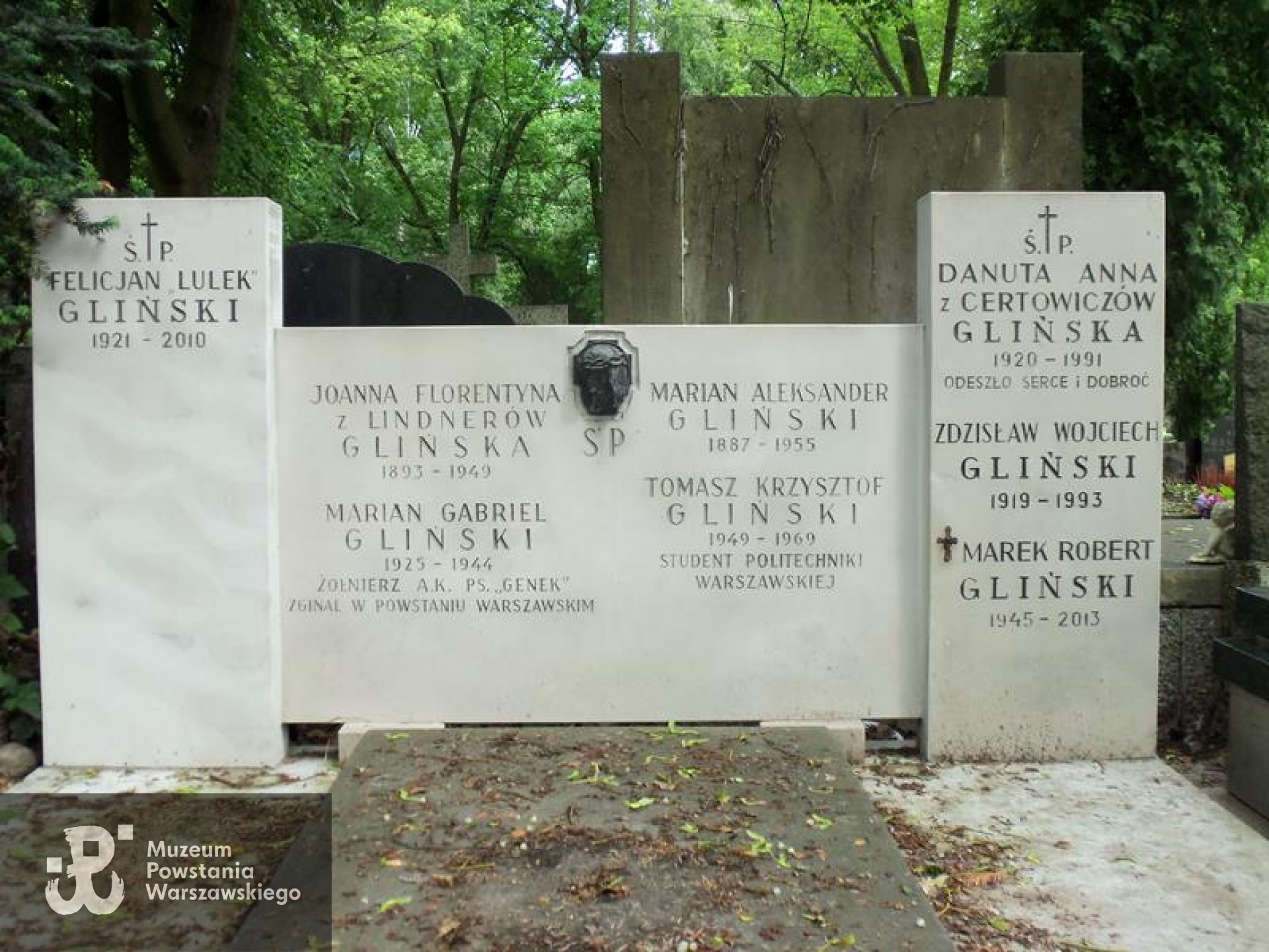 Źródło: https://cmentarze.um.warszawa.pl/pomnik.aspx?pom_id=39922 [dostęp: 02.04.2026].