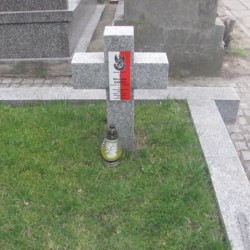 Cmentarz parafialny (ul. Cmentarna 5) w Pruszkowie (kwatera P2-W-24)
Źródło: https://pruszkowparafialny.grobonet.com/grobonet/start.php?id=detale&idg=21606 [dostęp: 07.04.2026].