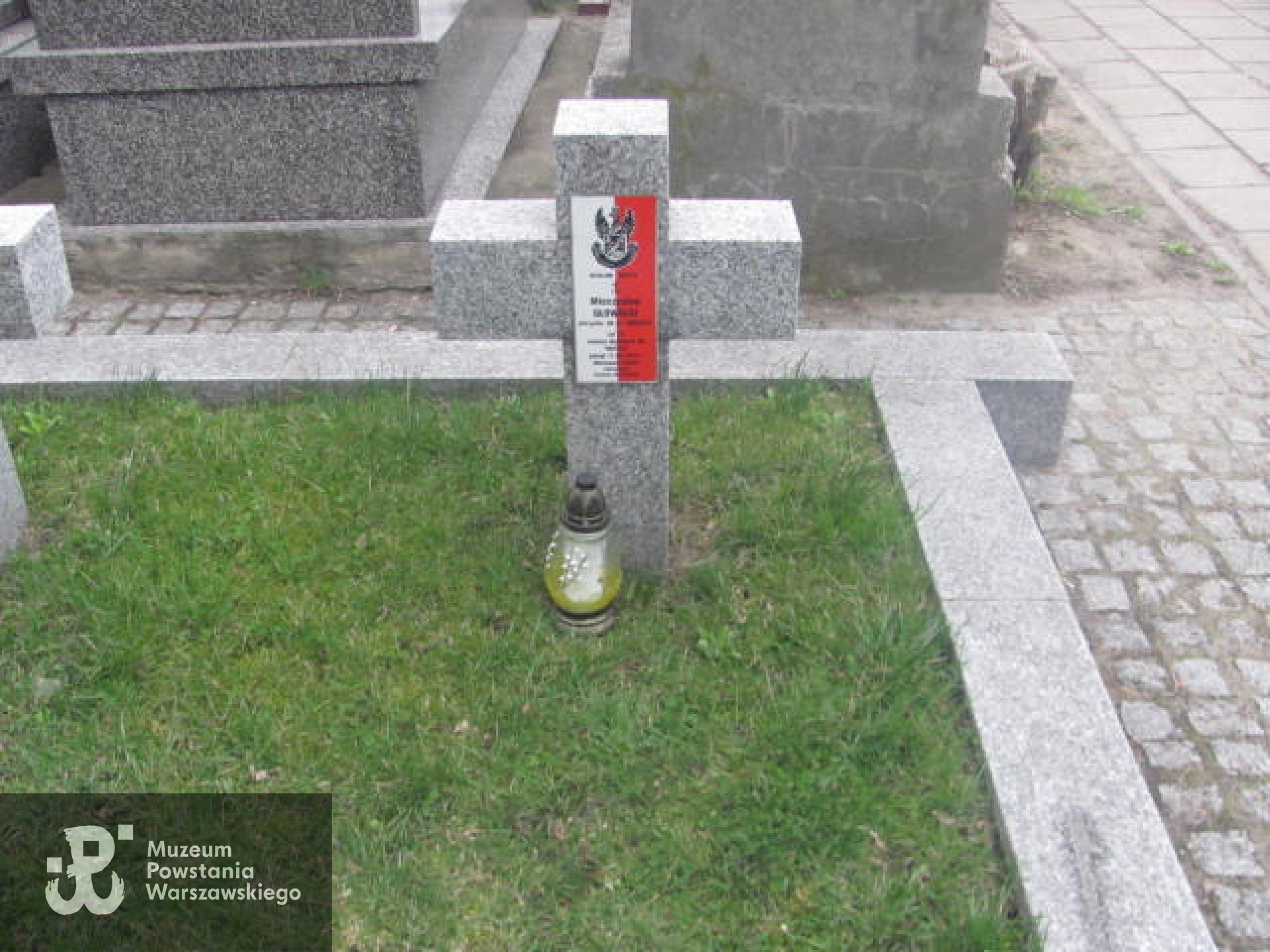 Cmentarz parafialny (ul. Cmentarna 5) w Pruszkowie (kwatera P2-W-24)
Źródło: https://pruszkowparafialny.grobonet.com/grobonet/start.php?id=detale&idg=21606 [dostęp: 07.04.2026].