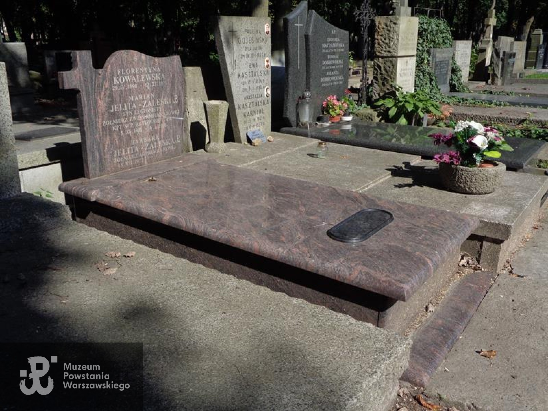 Źródło: https://cmentarze.um.warszawa.pl/pomnik.aspx?pom_id=65806 [dostęp: 23.04.2025].