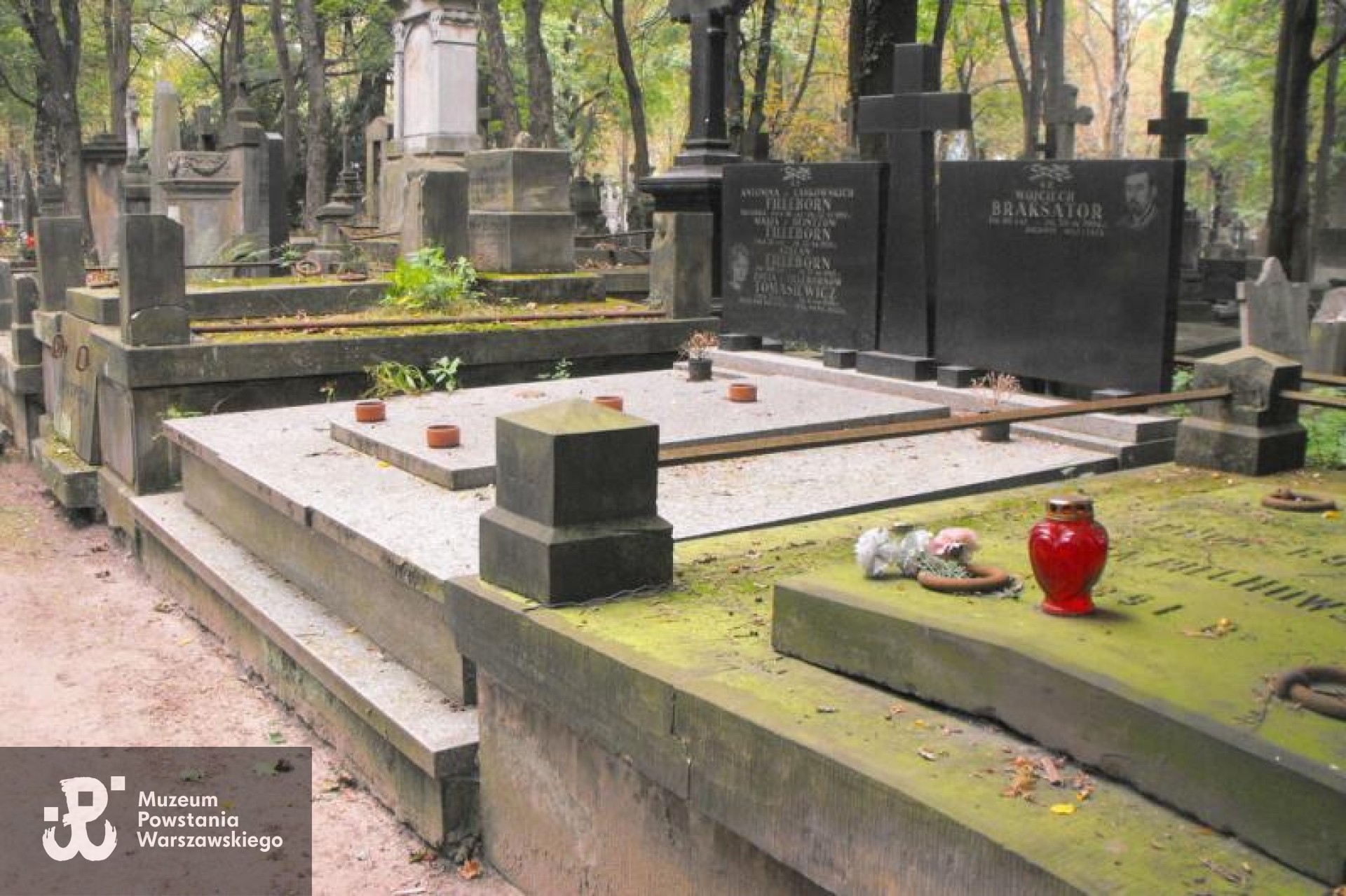 Źródło: https://cmentarze.um.warszawa.pl/pomnik.aspx?pom_id=23766 [dostęp: 29.01.2026].