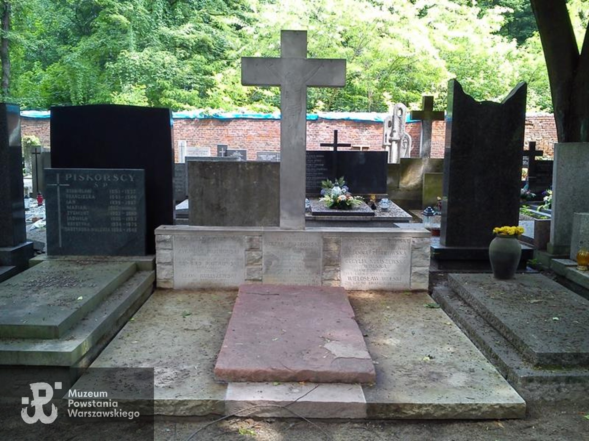 Źródło: https://cmentarze.um.warszawa.pl/pomnik.aspx?pom_id=34107 [dostęp: 23.04.2025].