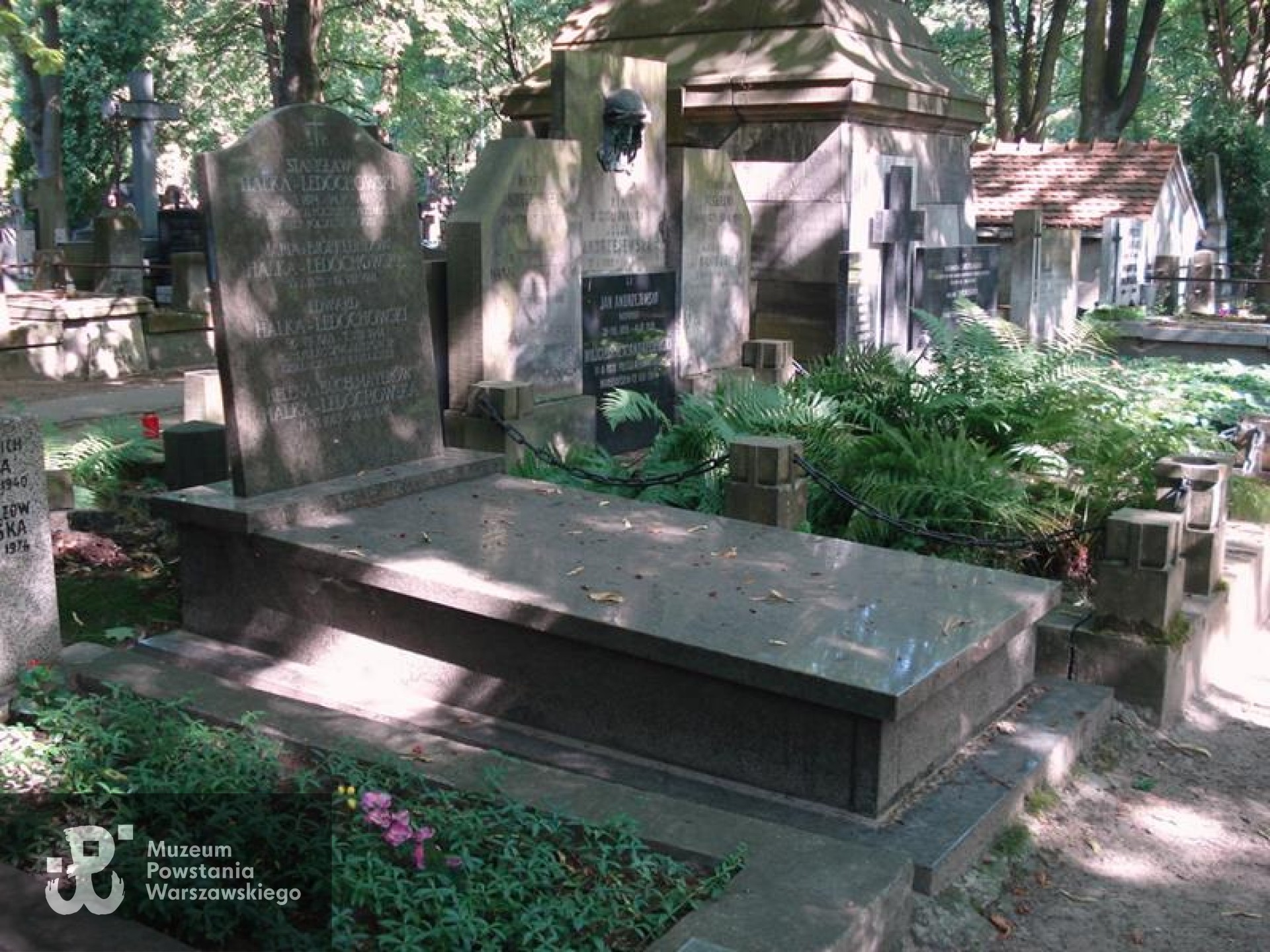 Źródło: https://cmentarze.um.warszawa.pl/pomnik.aspx?pom_id=34696 [dostęp: 23.04.2025].