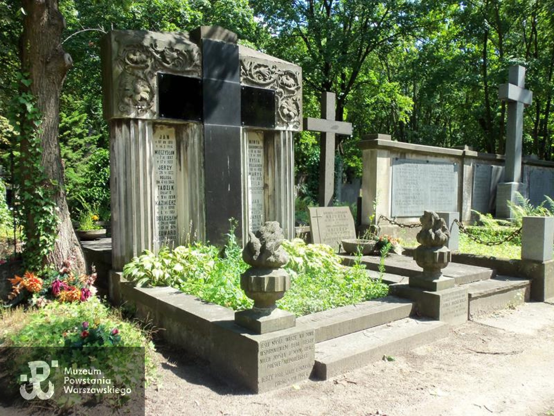 Źródło: https://cmentarze.um.warszawa.pl/pomnik.aspx?pom_id=32144 [dostęp: 10.04.2025].