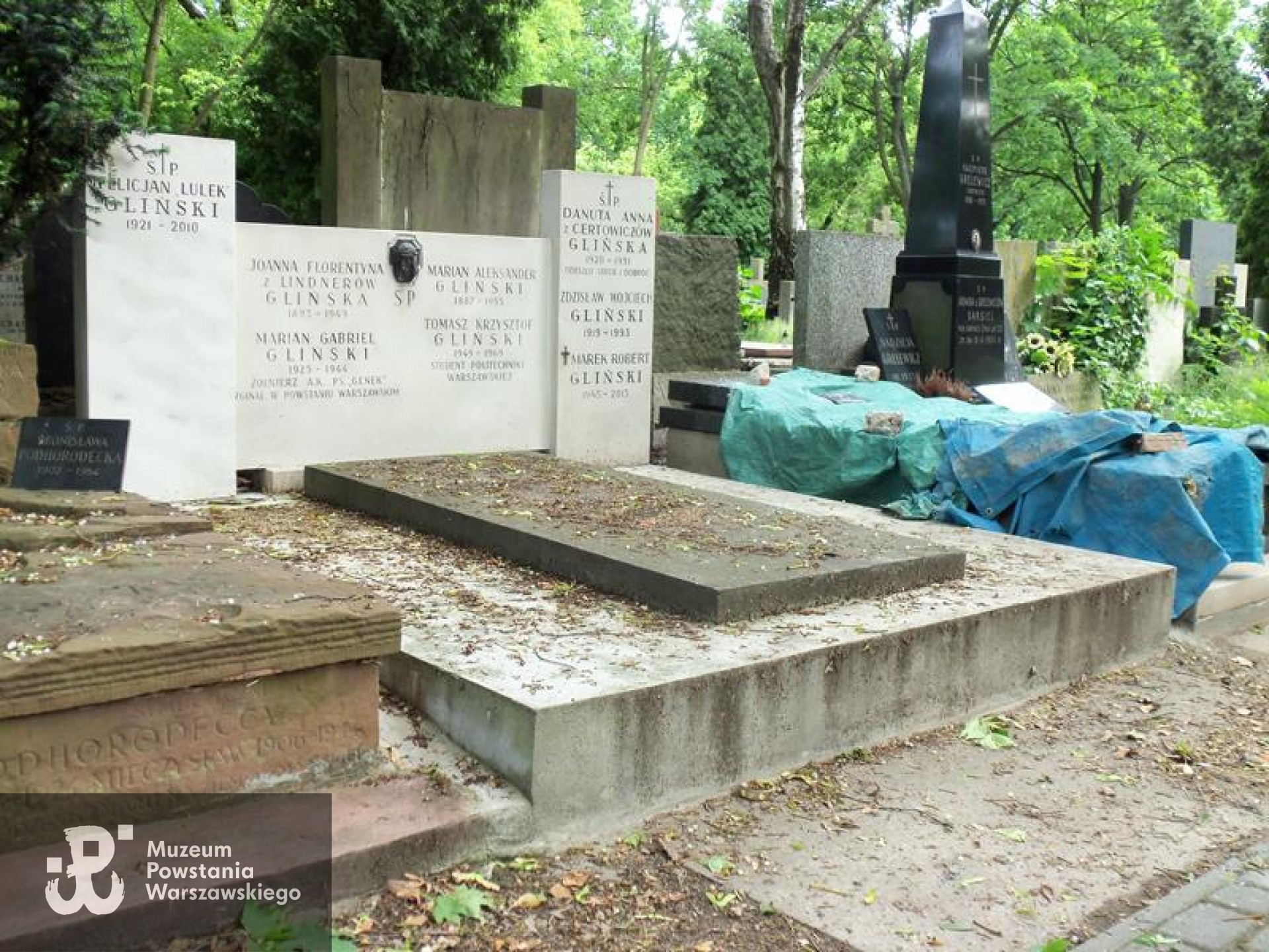 Źródło: https://cmentarze.um.warszawa.pl/pomnik.aspx?pom_id=39922 [dostęp: 02.04.2026].