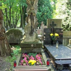 Źródło: https://cmentarze.um.warszawa.pl/pomnik.aspx?pom_id=17508 [dostęp: 28.04.2025].