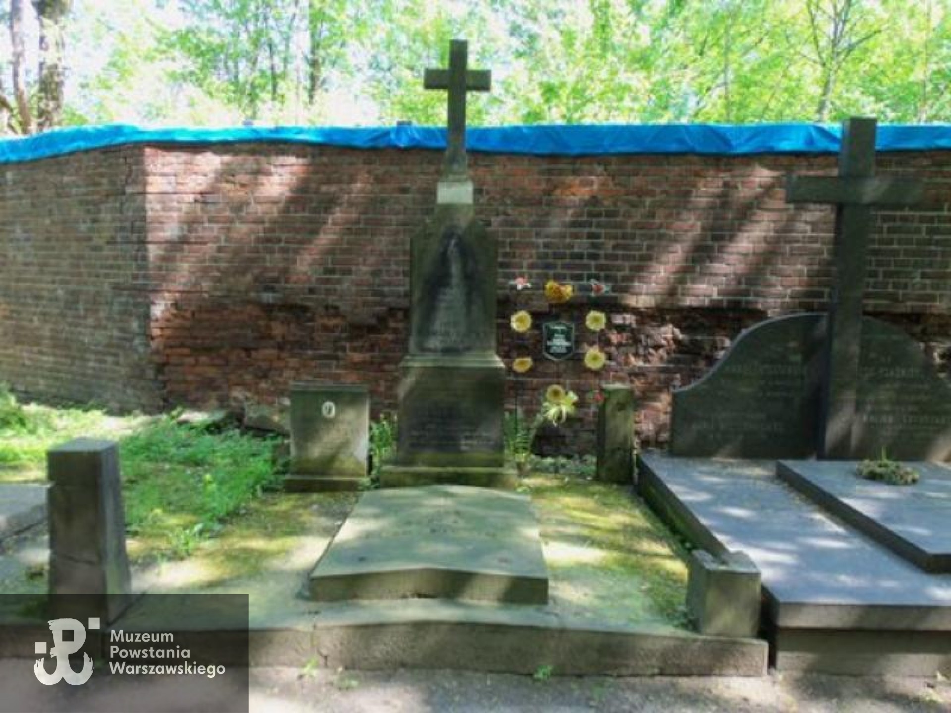 Źródło: https://cmentarze.um.warszawa.pl/pomnik.aspx?pom_id=26829 [dostęp: 4.02.2026].