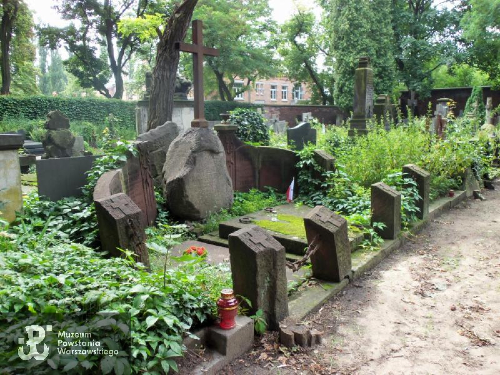 Źródło: https://cmentarze.um.warszawa.pl/pomnik.aspx?pom_id=11645 [dostęp: 10.04.2025].