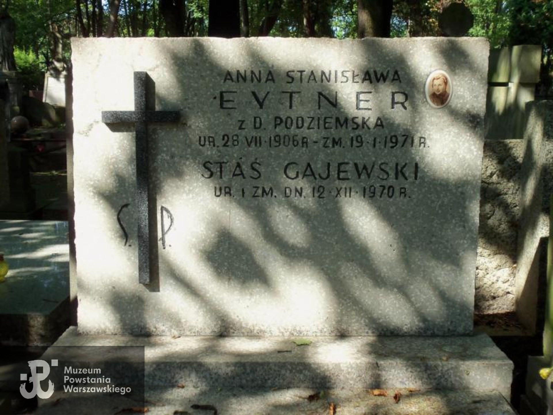 Źródło: https://cmentarze.um.warszawa.pl/pomnik.aspx?pom_id=21958 [dostęp: 23.01.2026].