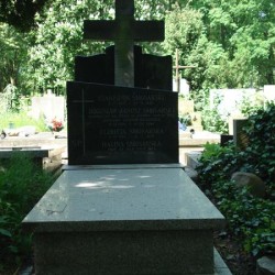 Grób na Starych Powązkach w Warszawie. Źródło: https://cmentarze.um.warszawa.pl/pomnik.aspx?pom_id=42173 [dostęp: 9.02.2026].