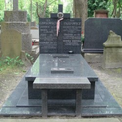 Źródło: https://cmentarze.um.warszawa.pl/pomnik.aspx?pom_id=42902 [dostęp: 24.03.2026].