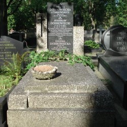 Źródło: https://cmentarze.um.warszawa.pl/pomnik.aspx?pom_id=46779 [dostęp: 15.10.2025].