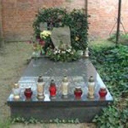 Źródło: https://cmentarze.um.warszawa.pl/pomnik.aspx?pom_id=61363 [dostęp: 10.04.2025].