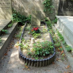 Źródło: https://cmentarze.um.warszawa.pl/pomnik.aspx?pom_id=20535 [dostęp: 17.09.2025].