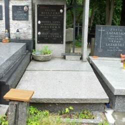 Źródło: https://cmentarze.um.warszawa.pl/pomnik.aspx?pom_id=33870 [dostęp: 16.04.2026].