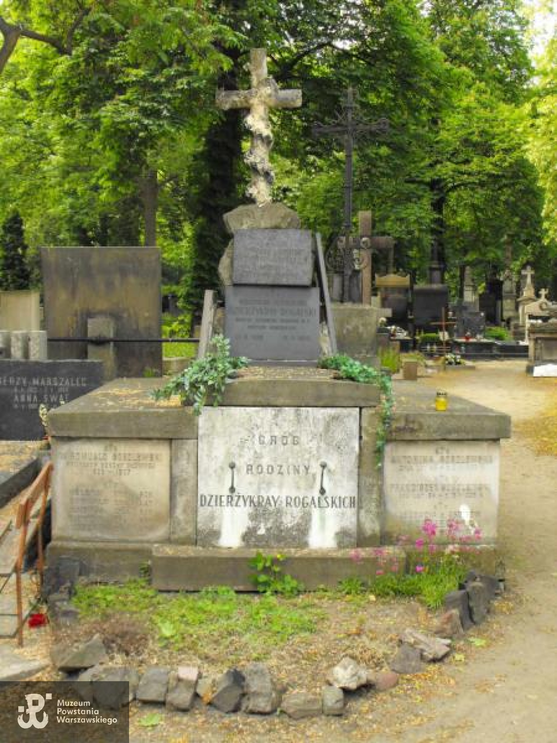 Źródło: https://cmentarze.um.warszawa.pl/pomnik.aspx?pom_id=10609 [dostęp: 16.01.2026].