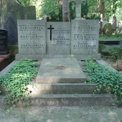 Źródło: https://cmentarze.um.warszawa.pl/pomnik.aspx?pom_id=45671 [dostęp: 18.11.2025].