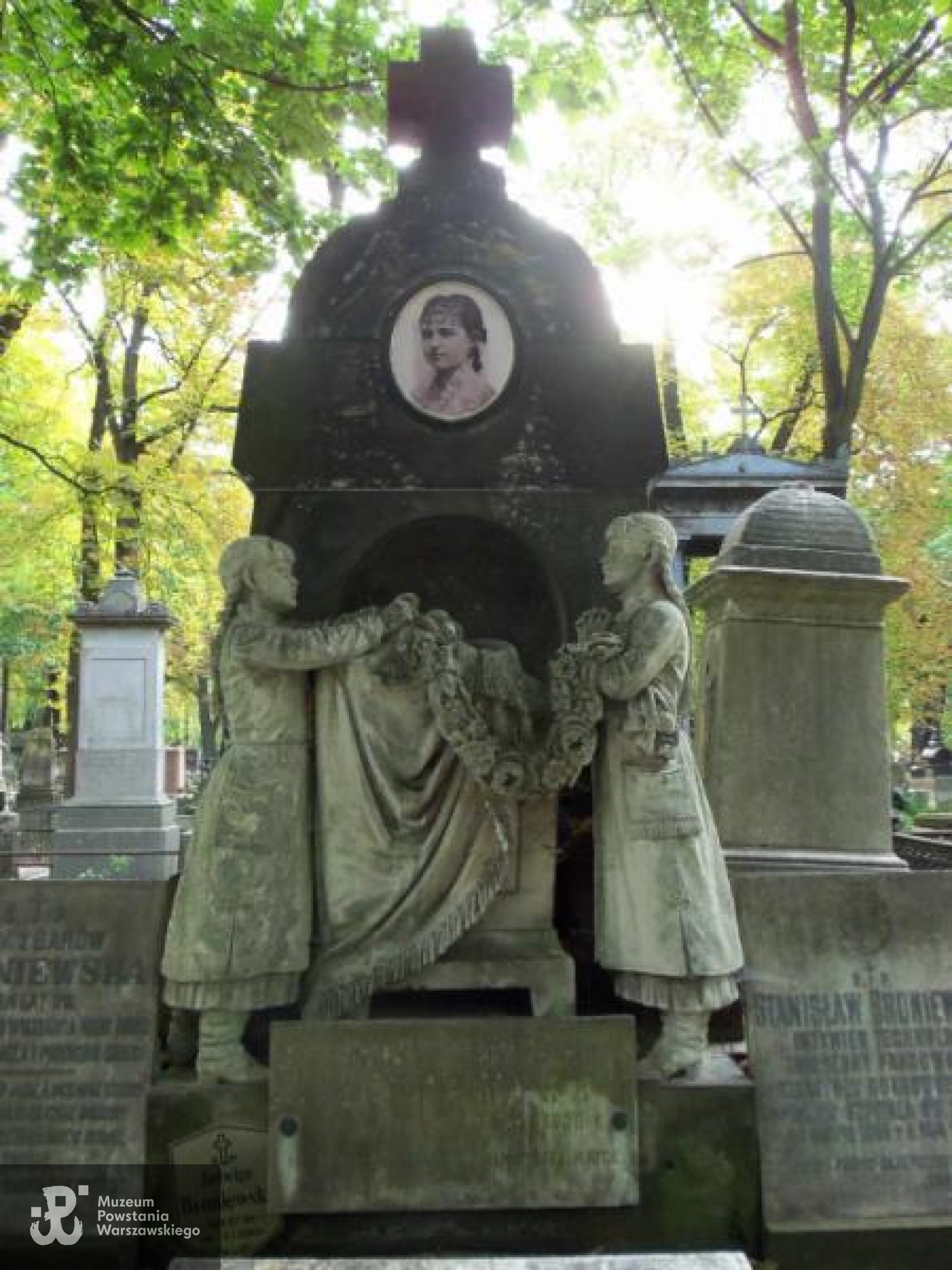 Źródło: https://cmentarze.um.warszawa.pl/pomnik.aspx?pom_id=12227 [dostęp: 09.06.2025].