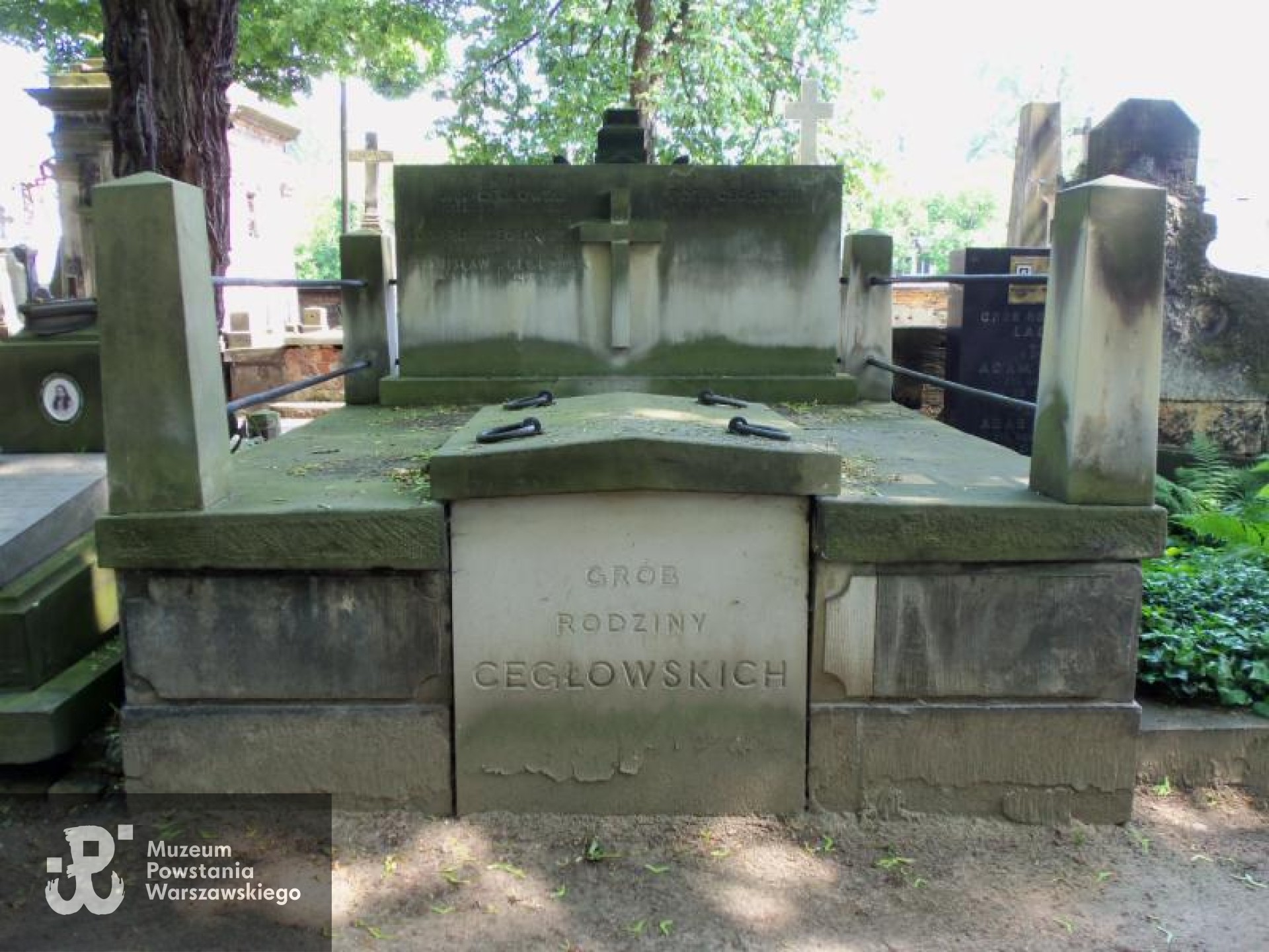 Źródło: https://cmentarze.um.warszawa.pl/pomnik.aspx?pom_id=1097 [dostęp: 26.06.2025].