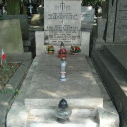 Źródło: https://cmentarze.um.warszawa.pl/pomnik.aspx?pom_id=66721 [dostęp: 26.01.2026].