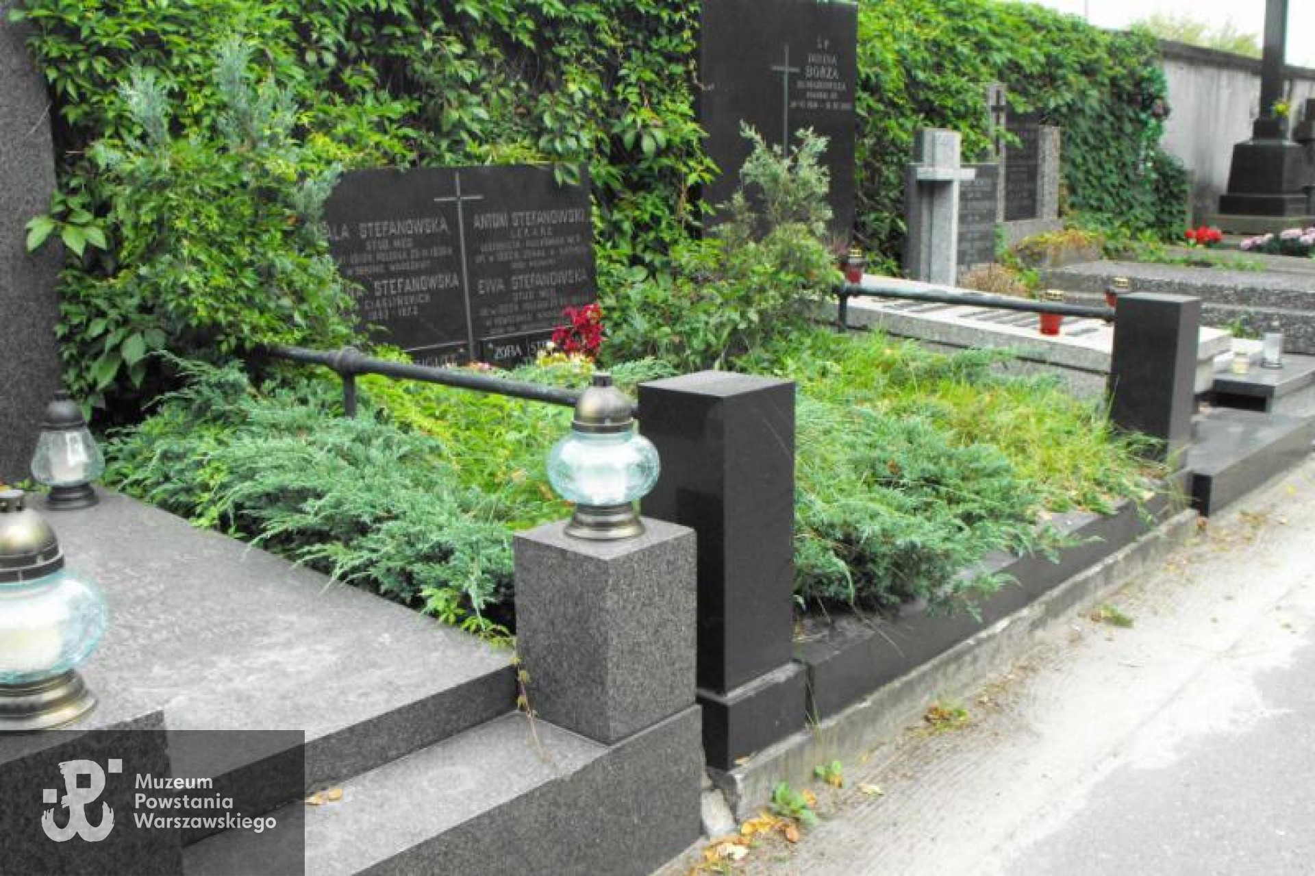 Źródło: https://cmentarze.um.warszawa.pl/pomnik.aspx?pom_id=15085 [dostęp: 07.01.2026].