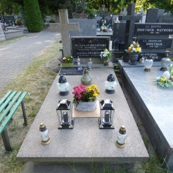 Źródło: https://www.findagrave.com/memorial/270626931/w%C5%82adys%C5%82aw-drabi%C5%84ski [dostęp: 13.11.2025].