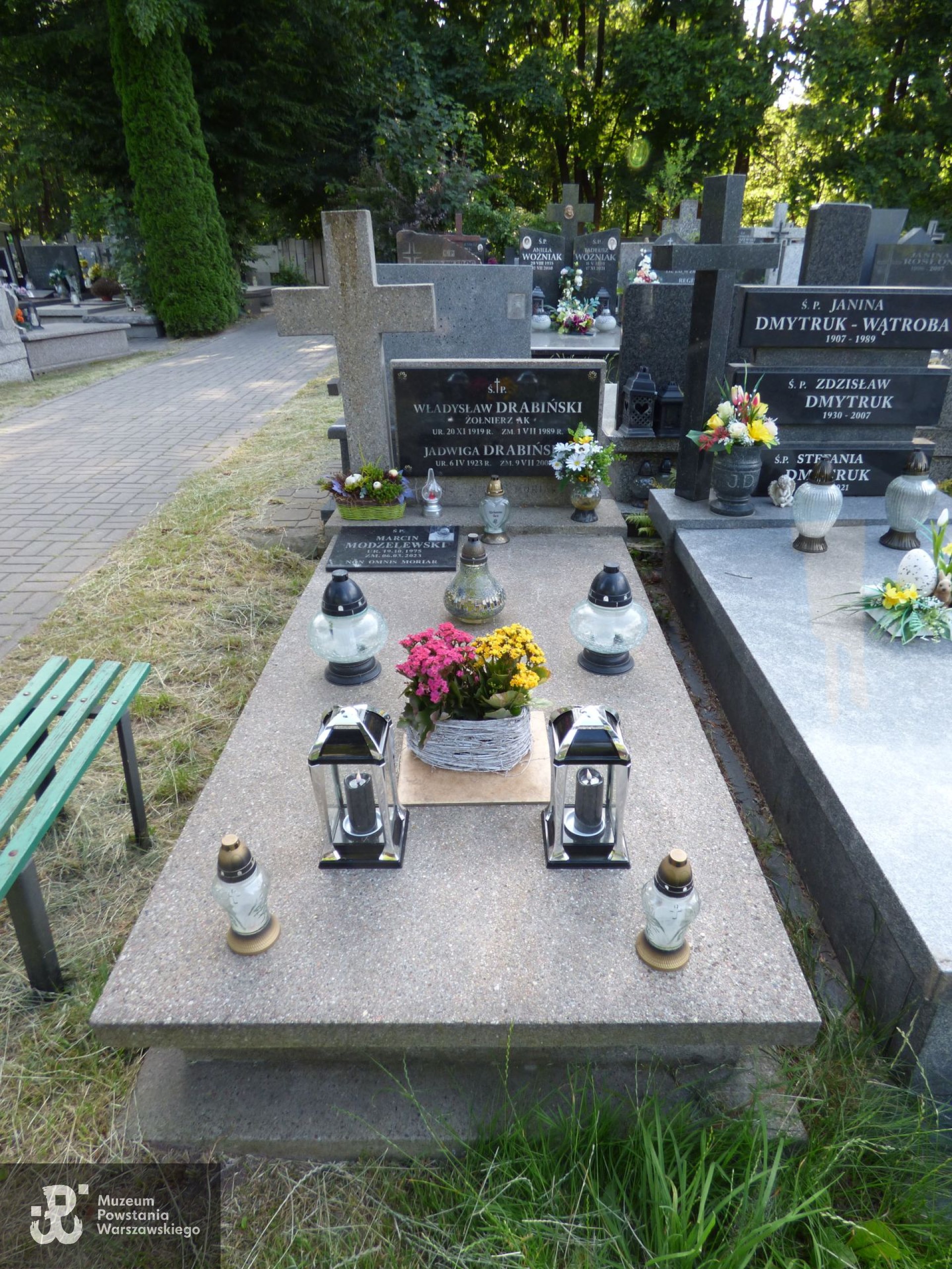 Źródło: https://www.findagrave.com/memorial/270626931/w%C5%82adys%C5%82aw-drabi%C5%84ski [dostęp: 13.11.2025].