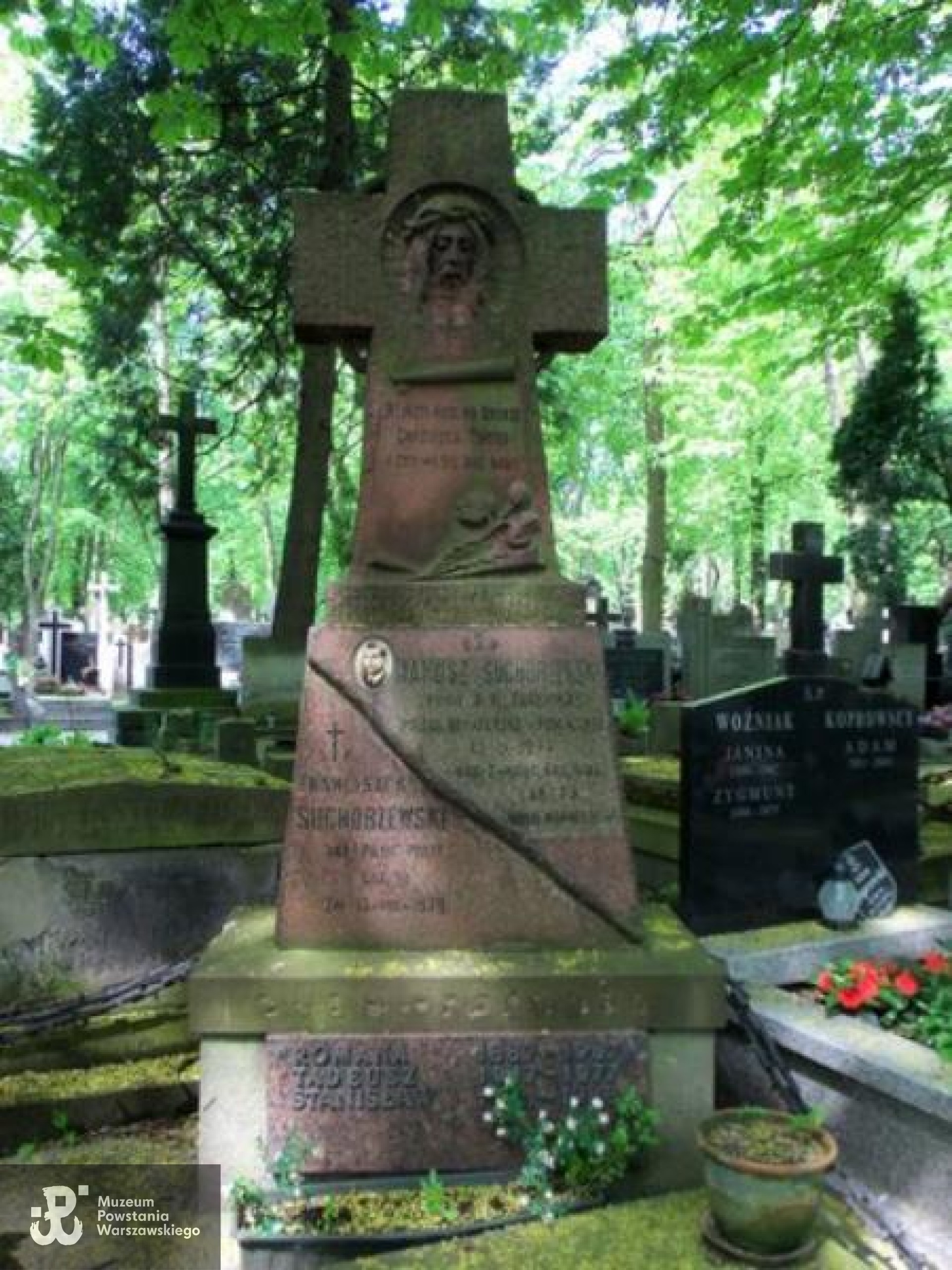 Źródło: https://cmentarze.um.warszawa.pl/pomnik.aspx?pom_id=26769 [dostęp: 10.04.2025].