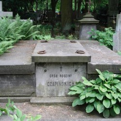 Źródło: https://cmentarze.um.warszawa.pl/pomnik.aspx?pom_id=34523 [dostęp: 16.09.2025].