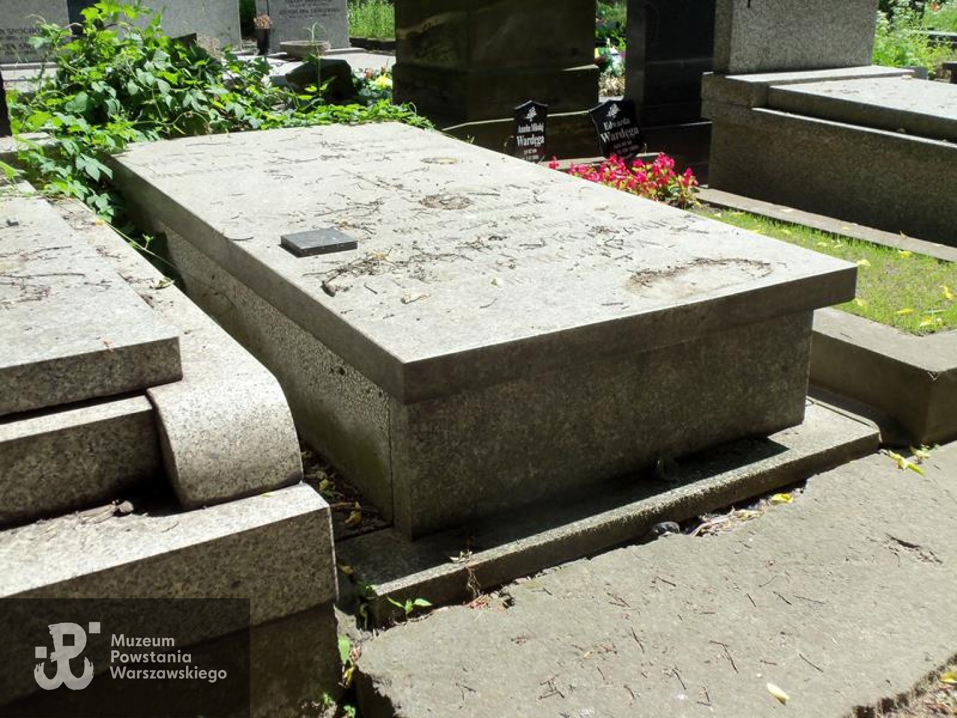 Źródło: https://cmentarze.um.warszawa.pl/pomnik.aspx?pom_id=33817 [dostęp: 03.02.2026].