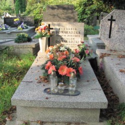 Źródło: https://wawamlynarska.grobonet.com/grobonet/start.php?id=detale&idg=2140&inni=0&cinki=0 [dostęp: 04.11.2025].