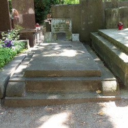 Źródło: https://cmentarze.um.warszawa.pl/pomnik.aspx?pom_id=32560 [dostęp: 16.10.2025].