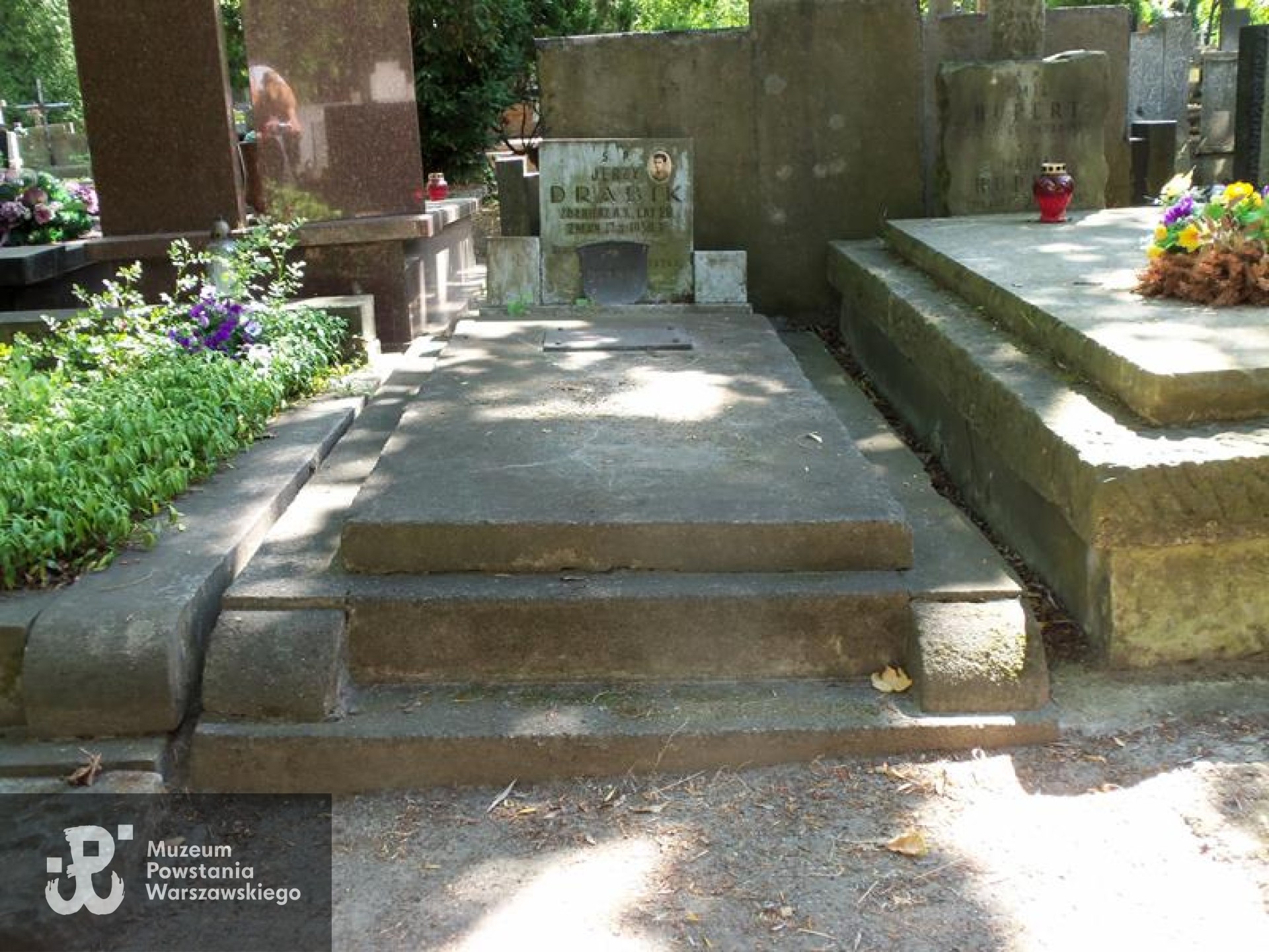 Źródło: https://cmentarze.um.warszawa.pl/pomnik.aspx?pom_id=32560 [dostęp: 16.10.2025].