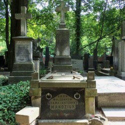 Źródło: https://cmentarze.um.warszawa.pl/pomnik.aspx?pom_id=37986 [dostęp: 10.04.2025].