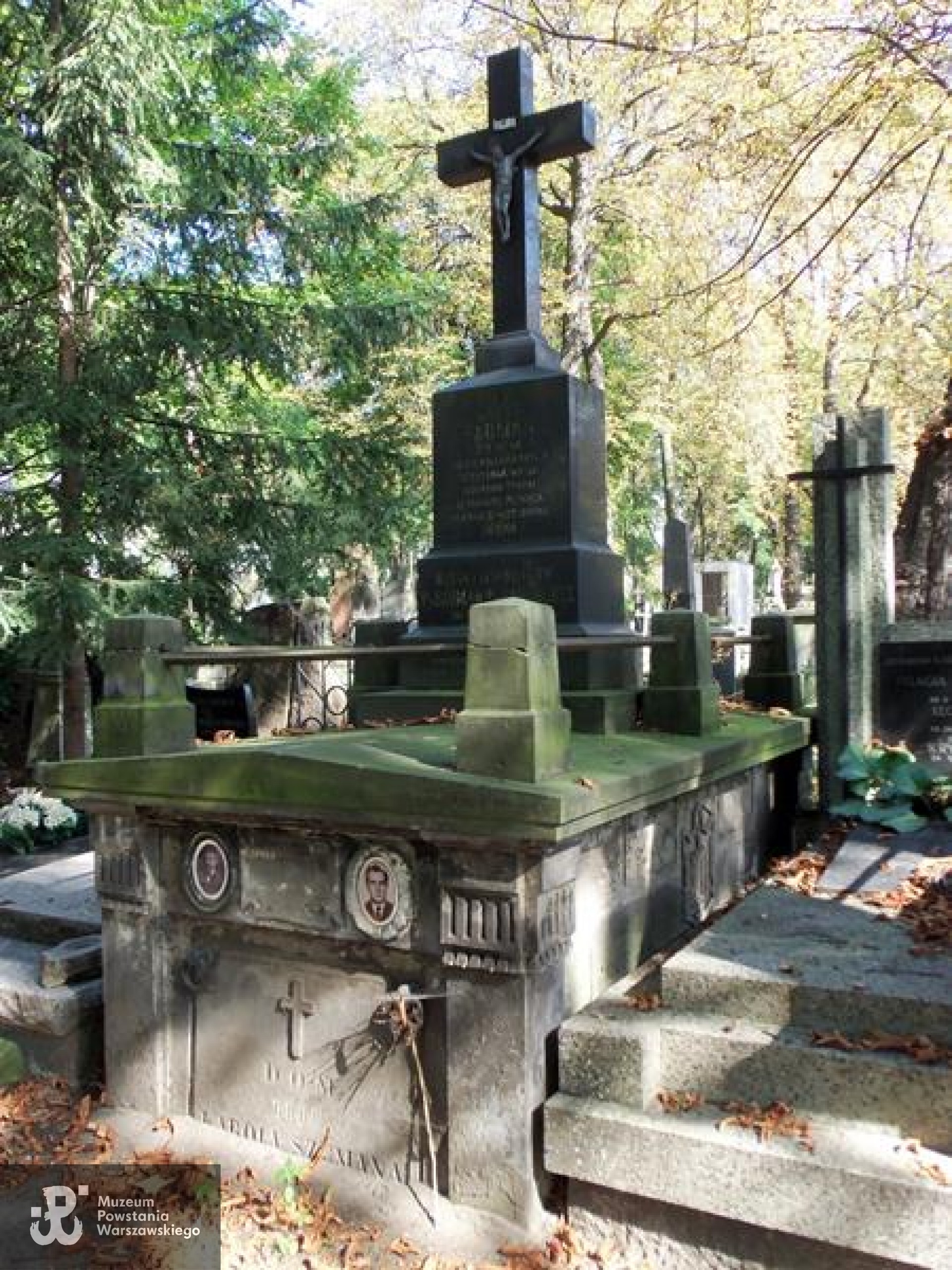 Źródło: https://cmentarze.um.warszawa.pl/pomnik.aspx?pom_id=3987 [dostęp: 28.05.2025].